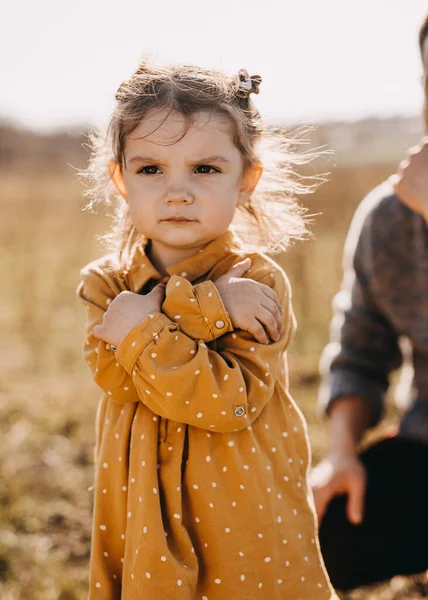 Bedårande Liten Flicka Snygg Klänning Naturen — Stockfoto