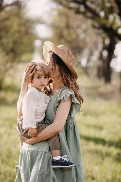 Vacker Lycklig Mor Och Son Tillbringa Tid Tillsammans Naturen — Stockfoto