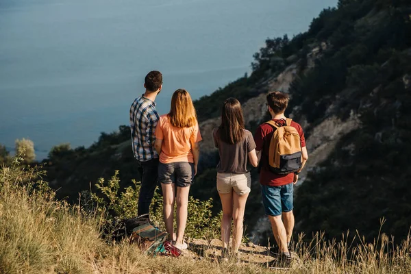 Bir grup arkadaş doğada birlikte vakit geçiriyorlar.