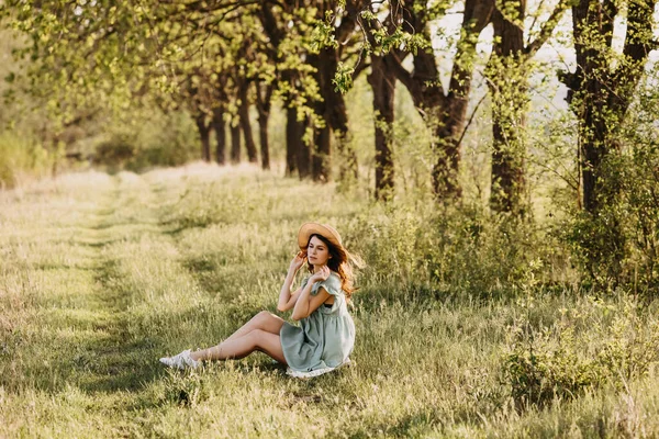 Krásná Mladá Žena Šatech Slamák Klobouk Jablko Zahradě Při Západu — Stock fotografie