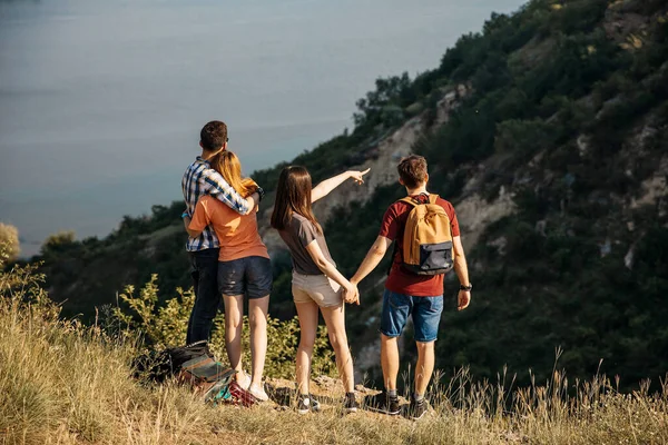 Bir grup arkadaş doğada birlikte vakit geçiriyorlar.