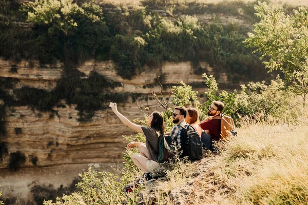 Groupe Amis Passer Temps Ensemble Sur Nature — Photo