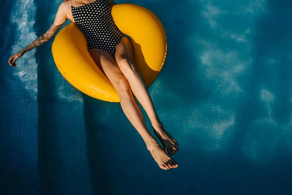 Bela Jovem Loira Mulher Relaxante Piscina — Fotografia de Stock