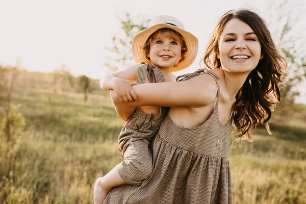 Vacker Lycklig Mor Och Son Tillbringa Tid Tillsammans Naturen — Stockfoto