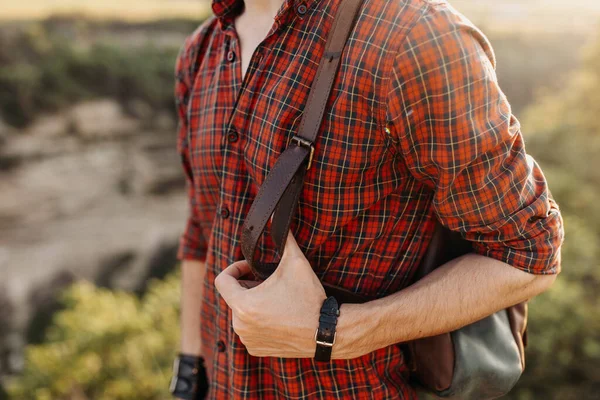 Plan Recadré Homme Avec Sac Dos Cuir Sur Nature — Photo