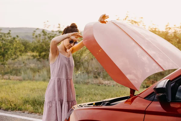 Kafası Karışmış Genç Bir Kadın Bozuk Araba Motoruna Bakıyor Yaz — Stok fotoğraf