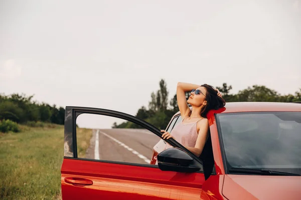 Güzel Genç Bir Kadın Arabaya Yaslanıyor Yaz Tatilinde Araba Gezisi — Stok fotoğraf