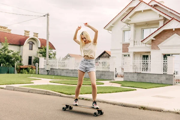 Femeie Tânără Frumoasă Bord Lung Stradă — Fotografie, imagine de stoc