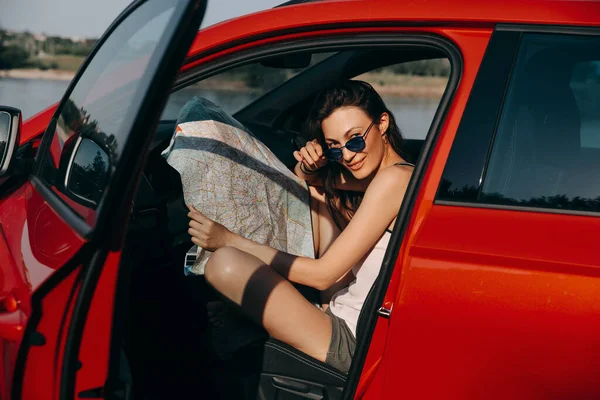 Piękna Młoda Kobieta Poruszająca Się Mapą Siedząc Samochodzie Mając Wycieczkę — Zdjęcie stockowe