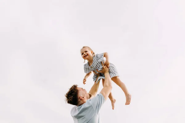 Retrato Pai Filha Brincando Juntos Natureza — Fotografia de Stock