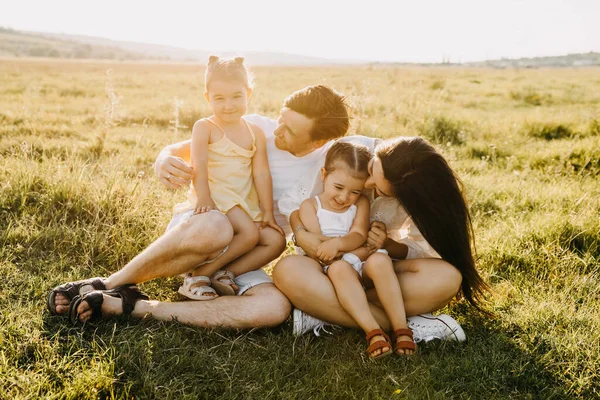 Vacker Ung Familj Med Två Döttrar Tillbringar Tid Tillsammans Naturen — Stockfoto