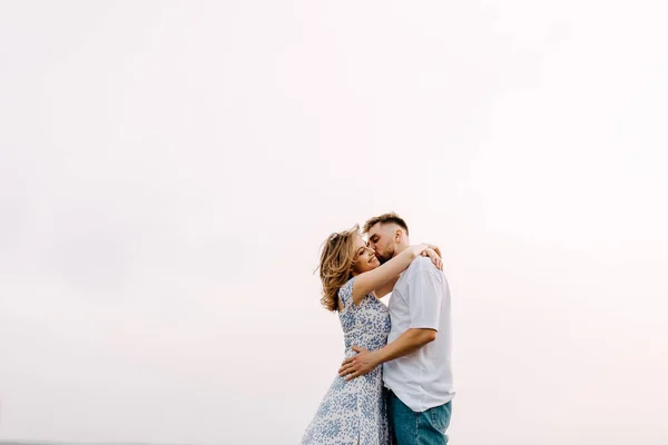 Belo Jovem Casal Jovem Mulher Passar Tempo Juntos Natureza — Fotografia de Stock