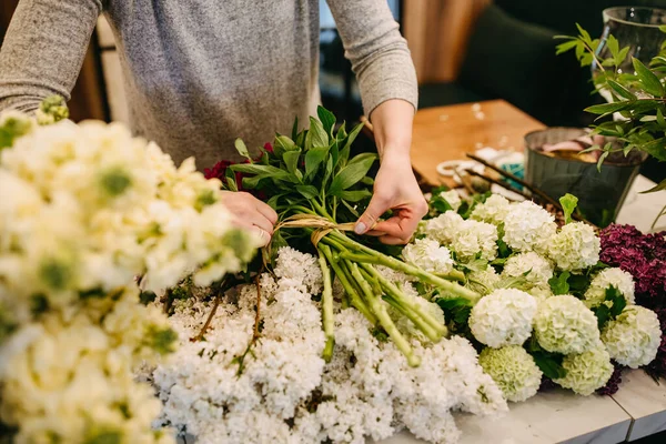 美しいライラック花束を作る花屋の切り取られたショット — ストック写真