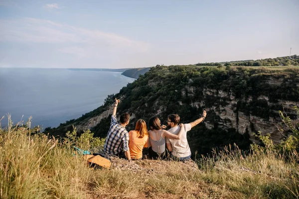 Gruppo Amici Che Trascorrono Del Tempo Insieme Sulla Natura — Foto Stock