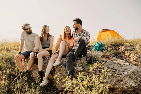 Group Friends Spending Time Together Nature — Stock Photo, Image
