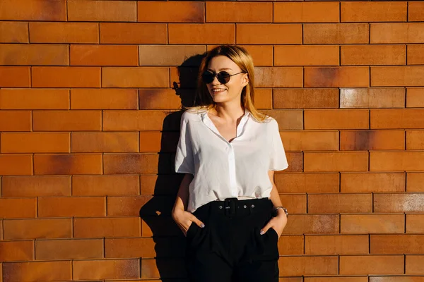 Hermosa Mujer Joven Calle Frente Pared Ladrillo Rojo — Foto de Stock