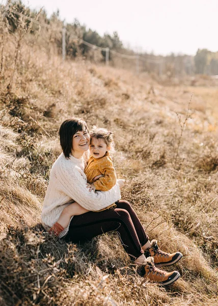 Belle Mère Heureuse Enfant Passer Temps Ensemble Sur Nature — Photo