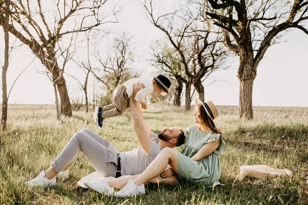 Vacker Ung Familj Tillbringa Tid Tillsammans Naturen — Stockfoto