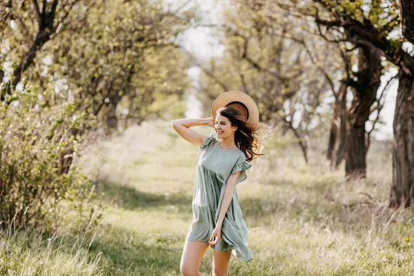 Bela Jovem Vestido Chapéu Palha Jardim Maçã Pôr Sol — Fotografia de Stock