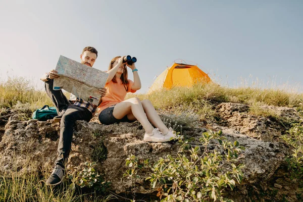 Beau Jeune Couple Jeunes Hommes Femmes Passer Temps Ensemble Explorer — Photo