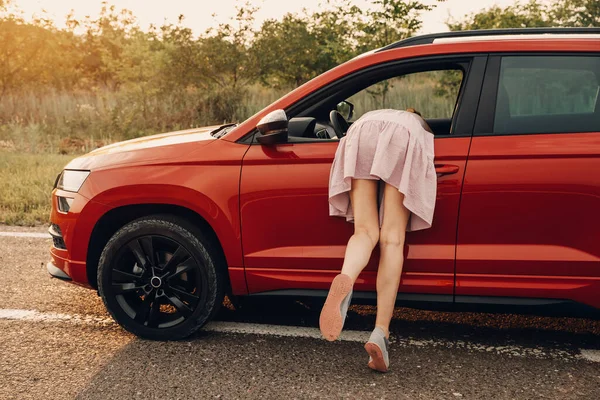 Kadının Bacakları Arabanın Camından Sarkıyor Yaz Tatilinde Araba Yolculuğu Yapıyor — Stok fotoğraf