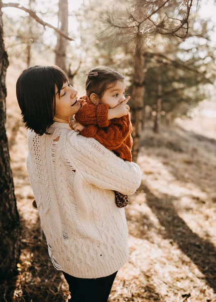 Schöne Glückliche Mutter Und Kind Verbringen Zeit Miteinander Der Natur — Stockfoto