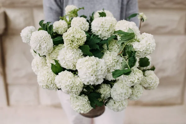 美しいライラックの花束で花屋の切り取られたショット — ストック写真