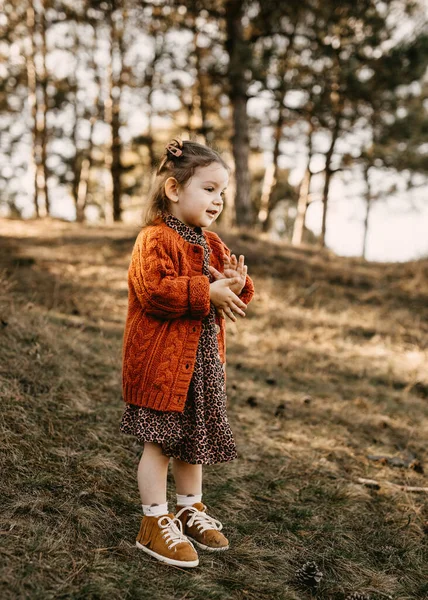 Adorable Petite Fille Robe Élégante Sur Nature — Photo