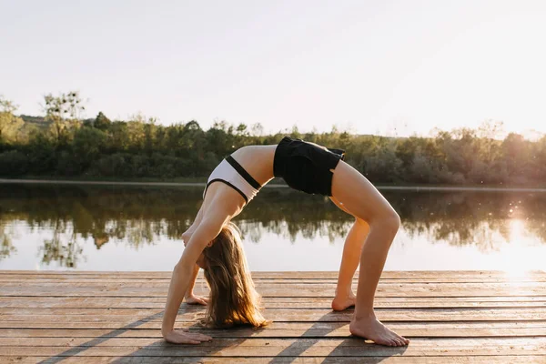 Hermosa Joven Practicando Yoga Aire Libre — Foto de Stock