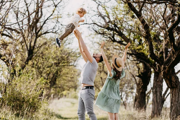 Güzel Genç Bir Aile Doğada Birlikte Vakit Geçiriyor — Stok fotoğraf