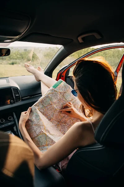 Genç Bir Kadın Arabanın Içinde Otururken Haritaya Bakıyor Yaz Tatilinde — Stok fotoğraf