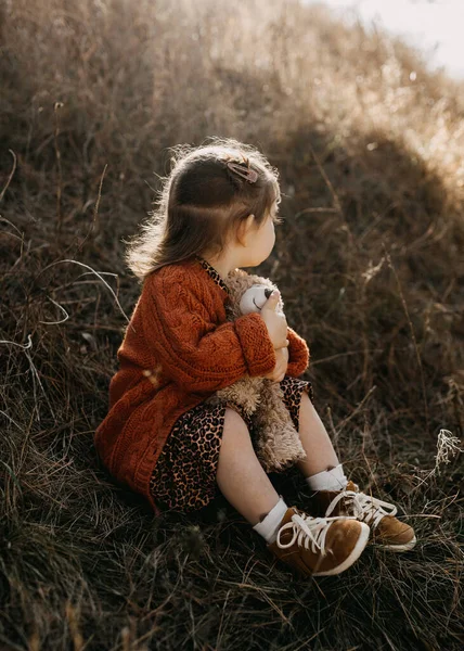 Bedårande Liten Flicka Snygg Klänning Naturen Med Sin Nalle — Stockfoto