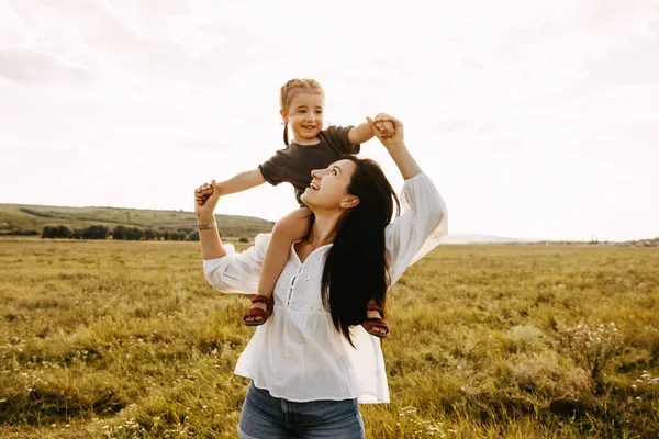 Vacker Lycklig Mor Och Barn Tillbringa Tid Tillsammans Naturen — Stockfoto