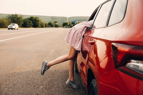 Kadının Bacakları Arabanın Camından Sarkıyor Yaz Tatilinde Araba Yolculuğu Yapıyor — Stok fotoğraf