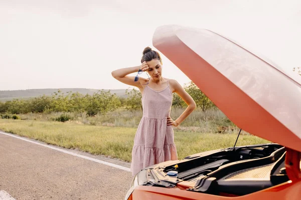 Femeie Tânără Confuză Uitându Motorul Mașină Spart Având Călătorie Mașina — Fotografie, imagine de stoc