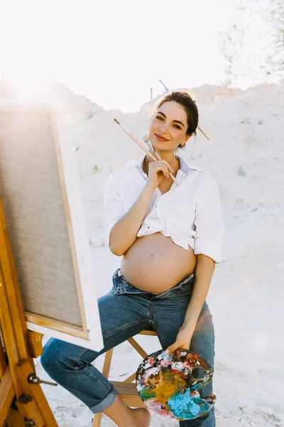 Belle Femme Peintre Enceinte Extérieur Dans Bac Sable — Photo