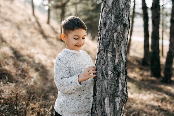 Bedårande Liten Pojke Snygga Kläder Naturen — Stockfoto