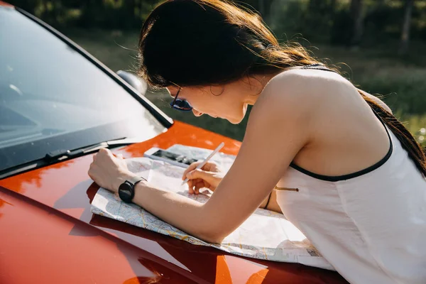 Schöne Junge Frau Die Während Der Sommerferien Auto Fährt Und — Stockfoto