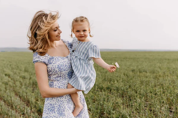 Vacker Lycklig Mor Och Barn Tillbringa Tid Tillsammans Naturen — Stockfoto