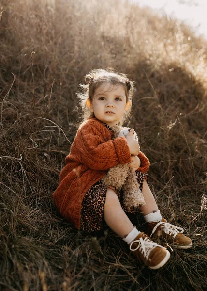 Adorable Petite Fille Robe Élégante Sur Nature Avec Son Ours — Photo