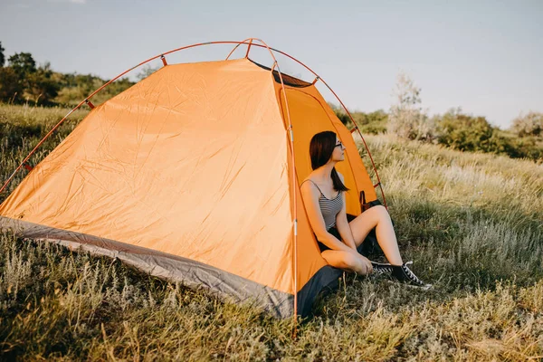 Bela Jovem Mulher Sentada Barraca Acampamento Natureza — Fotografia de Stock