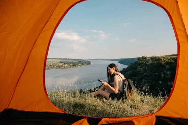 Beautiful Young Woman Sitting Camping Nature Front Beautiful River Landscape — Stock Photo, Image