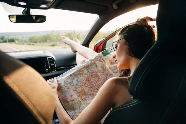 Genç Bir Kadın Arabanın Içinde Otururken Haritaya Bakıyor Yaz Tatilinde — Stok fotoğraf