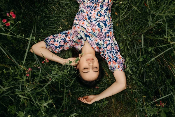 Krásná Mladá Žena Šatech Relaxační Zelené Trávě Přírodě — Stock fotografie