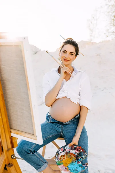 Belle Femme Peintre Enceinte Extérieur Dans Bac Sable — Photo