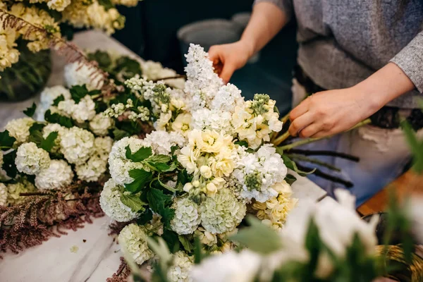 美しいライラック花束を作る花屋の切り取られたショット — ストック写真
