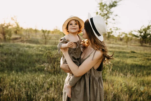 Schöne Glückliche Mutter Und Sohn Verbringen Zeit Miteinander Der Natur — Stockfoto