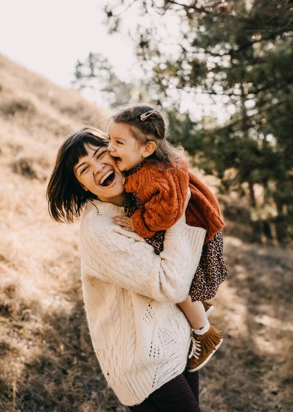 Belle Mère Heureuse Enfant Passer Temps Ensemble Sur Nature — Photo