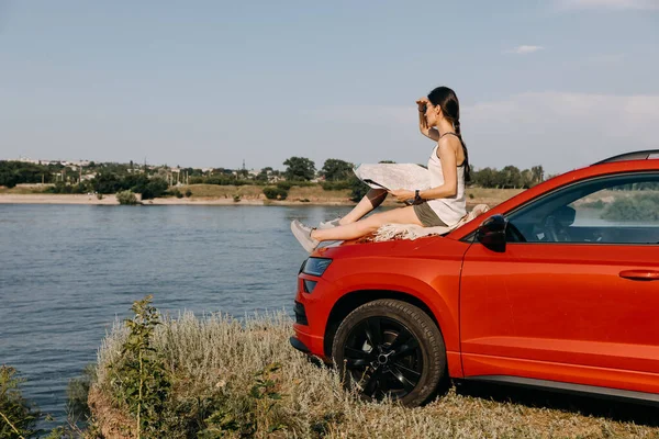 Schöne Junge Frau Entspannt Sich Auf Der Motorhaube Mit Fluss — Stockfoto