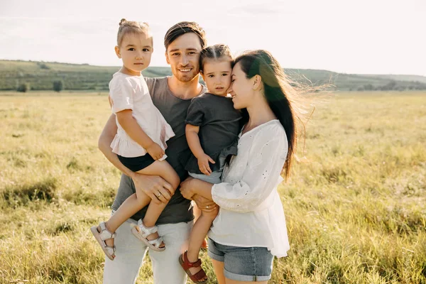 Vacker Ung Familj Med Två Döttrar Tillbringar Tid Tillsammans Naturen — Stockfoto